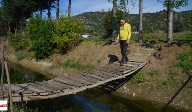 Sulama Kanalının Üzerine Kuruldu 10 Yıldır Ayakta Duruyor Köylüler 6 Metrelik Tahta Köprü İle Ulaşım Sağlıyor
