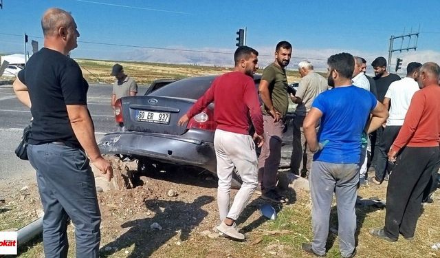 Tokat Plakalı Otomobil Adıyaman’da Kazaya Karıştı! 3 Kişi Yaralandı