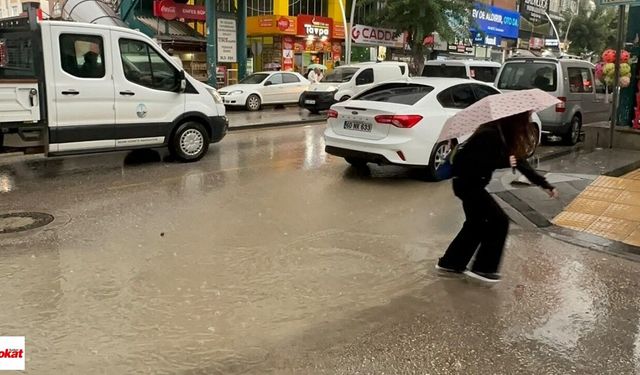 Tokat'ta Gökyüzü Bir Anda Karardı! Sağanak Yağış Etkili Oldu