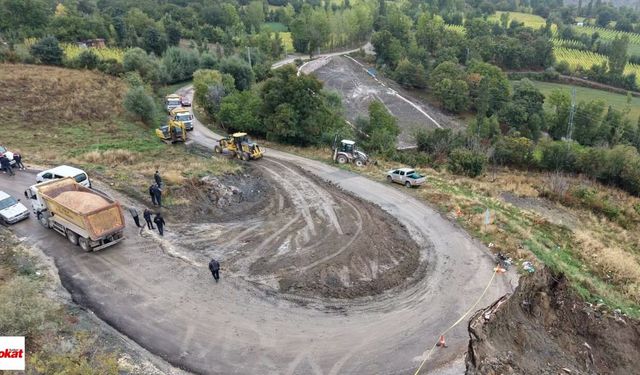 Tokat'ta heyelanla çöken yol için ekipler sahaya indi