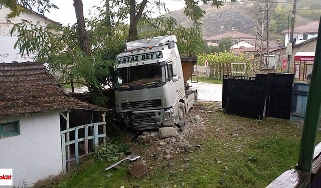 Tokat’ta faciadan dönüldü! Kayan tır evin bahçesine daldı