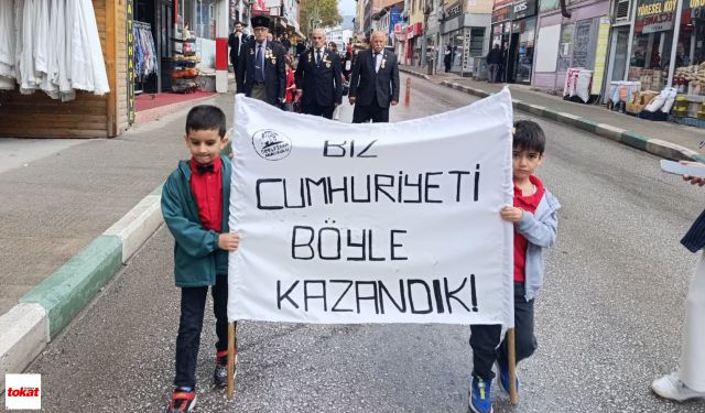 Niksar'da Minikler ve Gaziler Görkemli Cumhuriyet Yürüyüşü Düzenledi