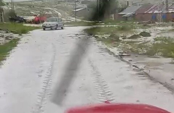 Kuvvetli dolu yağışı beraberinde sele neden oldu