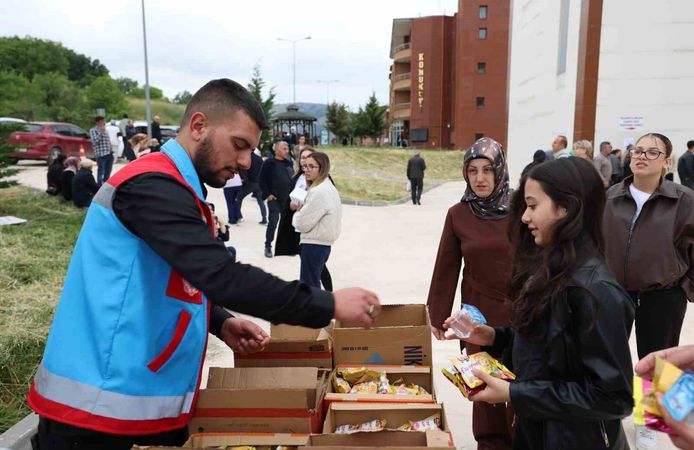 YKS'ye katılanlara ikram