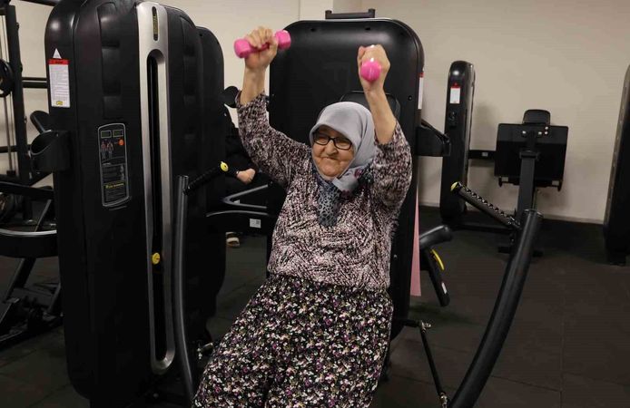 82 yaşındaki kadın, sporla bastonunu attı