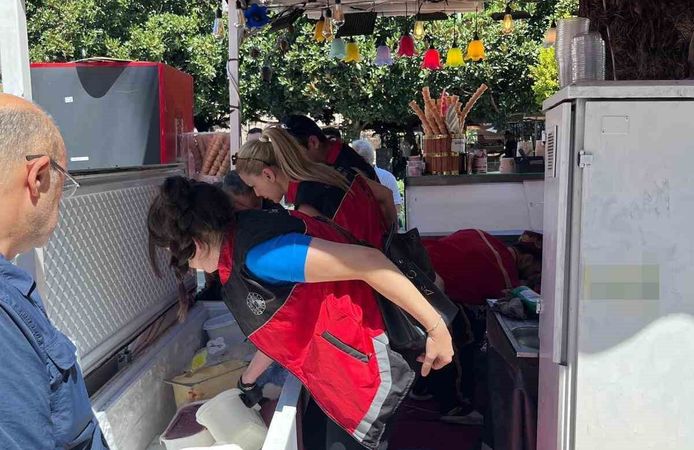 Bir külah dondurmaya 10 Euro istemişlerdi, kapısına kilit vuruldu