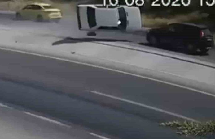 Karşı şeride uçarak 2 otomobille çarpıştı: 2 ölü