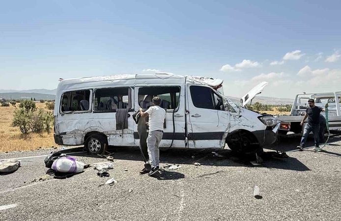 Minibüs kazasında ölü sayısı 5'e yükseldi