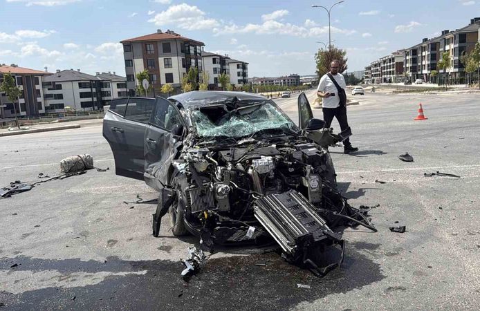 Otomobil tuğla yüklü tırla çarpıştı: 1 yaralı