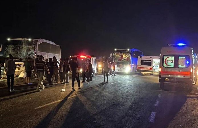 Yolcu Otobüsleri Çarpıştı: 13 Kişi Hastaneye Kaldırıldı