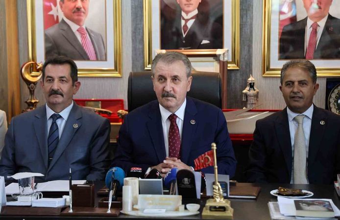 Destici: 'Türkiye prangalarını kırmış güçlü bir ülkedir'