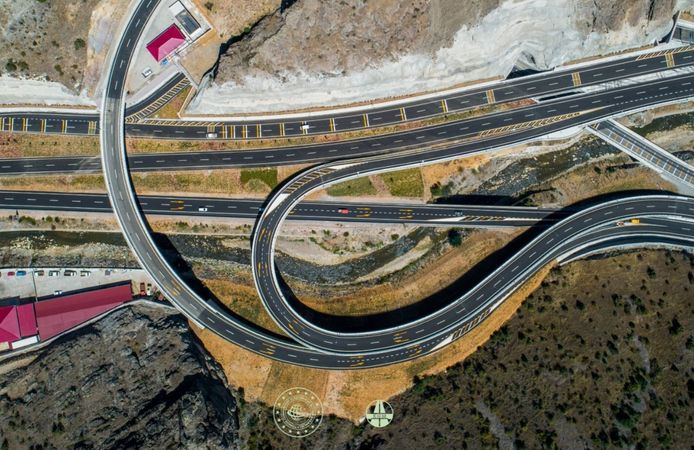 9 Tünel 13 Köprü 4 Viyadük Ve 5 Kavşak Yapıldı 2 Bölgeyi Birbirine Bağladı 11 Kilometrelik Güzergah En Kritik Hat Oldu