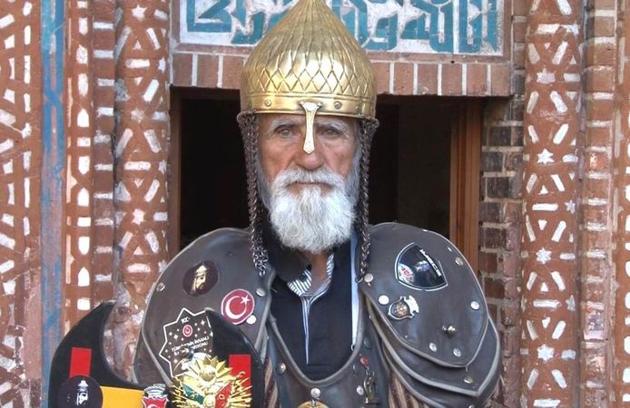 Sultan Alparslan'ın kılığında Tokat dahil 60 ili gezdi, son durağında gençlere Malazgirt zaferini anlattı