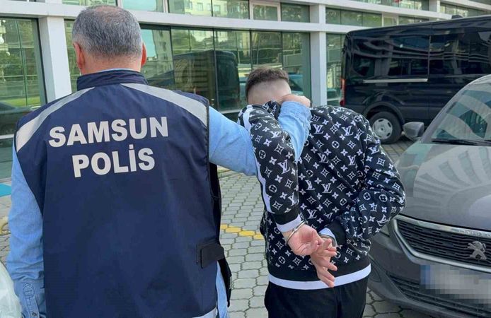Kız meselesi yüzünden 2 kişiyi bıçakladı