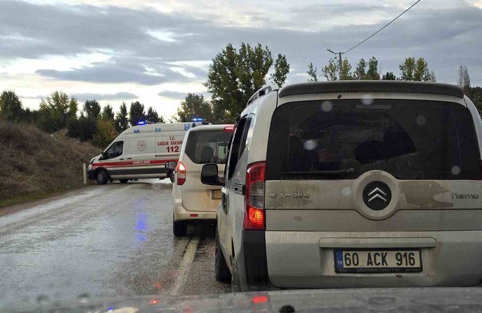 Tokat'ta Zile-Turhal Kara Yolunda Feci Kaza: İki Otomobil Kafa Kafaya Çarpıştı, 5 Yaralı