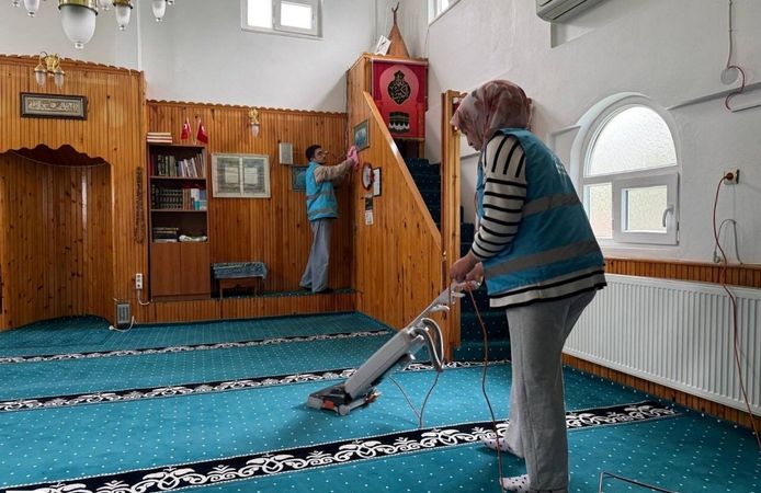 Niksar’da Öğrencilerden Anlamlı Cami Temizliği