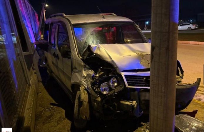 Erbaa’da Hafif Ticari Araç Elektrik Direğine Çarptı: 1 Yaralı