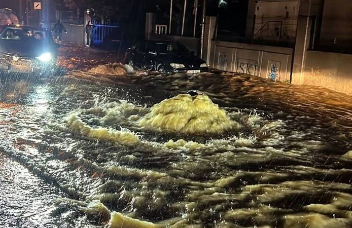 İstanbul'da Korkunç Gece! Sokaklar Göle Döndü, 2 Can Kaybı Yaşandı