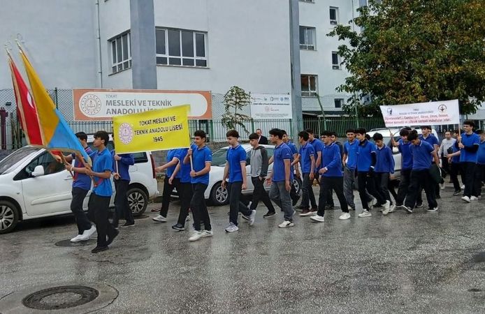 Sokakları Bayraklarla Donattılar: Tokat MTAL Gençlerinden Esnafa Unutulmaz Cumhuriyet Sürprizi