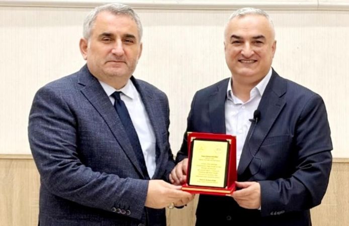 Gazeteci Ahmet Külekçi Artvin Çoruh Üniversitesi'nde Türkiye'nin Ortadoğu rolünü değerlendirdi