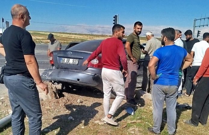 Tokat Plakalı Otomobil Adıyaman’da Kazaya Karıştı! 3 Kişi Yaralandı