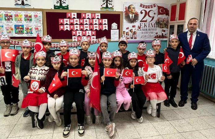 TOKİ İlköğretim Okulunda 29 Ekim Coşkusu Salona Sığmadı