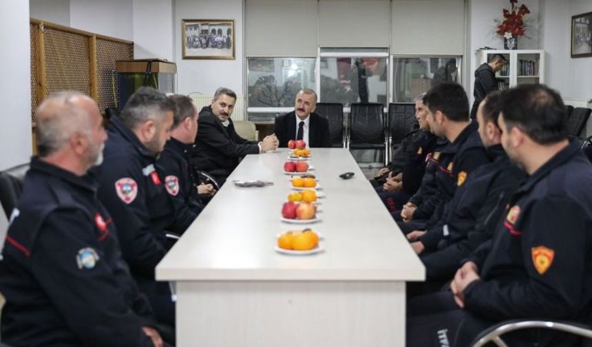 <p>Vali Numan Hatipoğlu, Belediye Başkanı Eyüp Eroğlu, İtfaiye Müdürlüğünü ziyaret ederek görevi başındaki personellerimizin yeni yılını tebrik etti.</p>