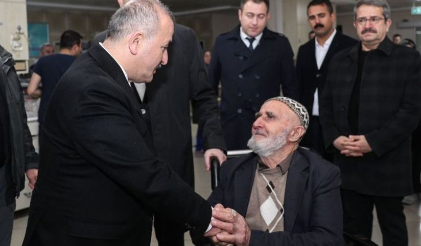 <p>Vali Numan Hatipoğlu, Belediye Başkanı Eyüp Eroğlu, Tokat Devlet Hastanesi'ni ziyaret ederek tedavi gören vatandaşlarımıza geçmiş olsun dileklerini iletti.</p>
<p>Yeni yılda görevleri başında olan sağlık çalışanlarımızın da yeni yıllarını kutladı.</p>