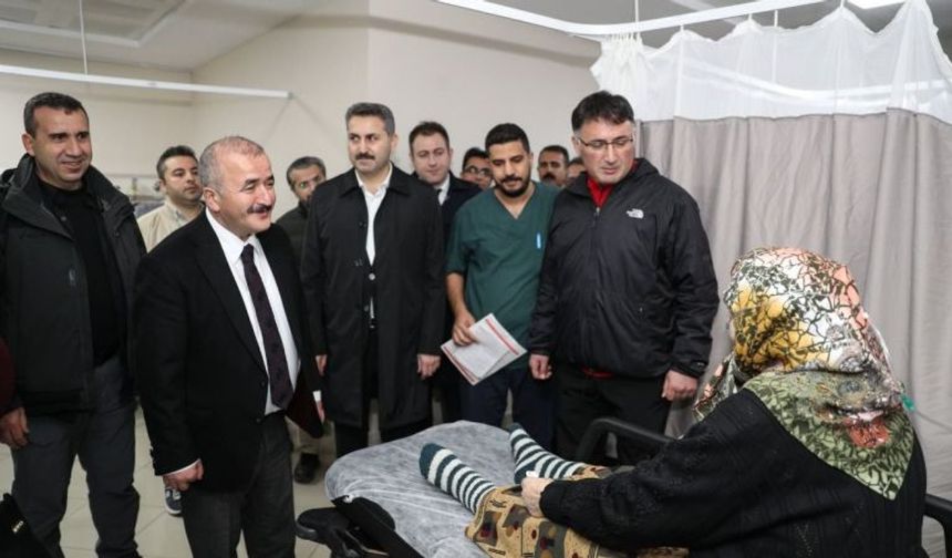<p>Vali Numan Hatipoğlu, Belediye Başkanı Eyüp Eroğlu, Tokat Devlet Hastanesi'ni ziyaret ederek tedavi gören vatandaşlarımıza geçmiş olsun dileklerini iletti.</p>
<p>Yeni yılda görevleri başında olan sağlık çalışanlarımızın da yeni yıllarını kutladı.</p>