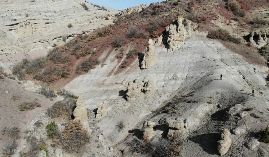 <p>Kayaların insan siluetine benzediğini belirten köy sakini Arif Şahin, "Burada şelale bulunuyor, bu şelalenin oluştuğu akarsudan dolayı kayalar yıllar içerisinde aşınmış ve peribacalarına benzer bir şekil oluşturmuş. Kayaların üst kısımları insan kafasına benziyor" dedi.</p>