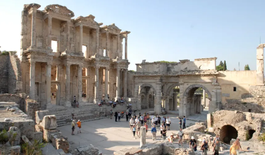 Efes: Antik Dünyanın Kültür Başkenti
İzmir'in Selçuk ilçesinde yer alan Efes Antik Kenti, İyonya'nın on iki şehrinden biriydi ve amfi tiyatrosu, sütunlu yolları, kütüphanesi ile antik dünyanın en önemli merkezlerinden biri olarak kabul ediliyor.