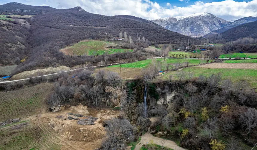 Kamp Ateşi Etrafında Birleşen Yürekler
Şelalenin etrafında kurulan kamp alanları, doğa ile iç içe huzurlu vakit geçirmek isteyenlere ev sahipliği yapıyor.