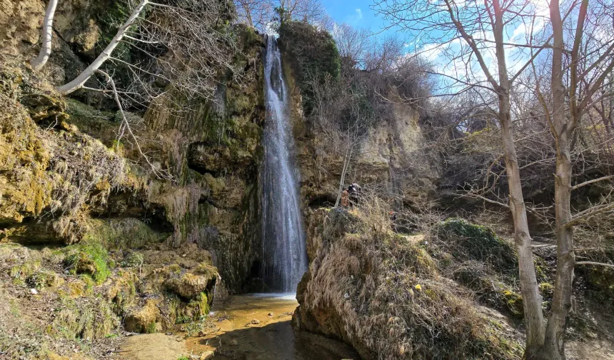 Yazın Serinletici Molası
Ocaklı Şelalesi, yaz aylarında doğal bir klima etkisi yaratarak serin bir sığınak sunuyor.