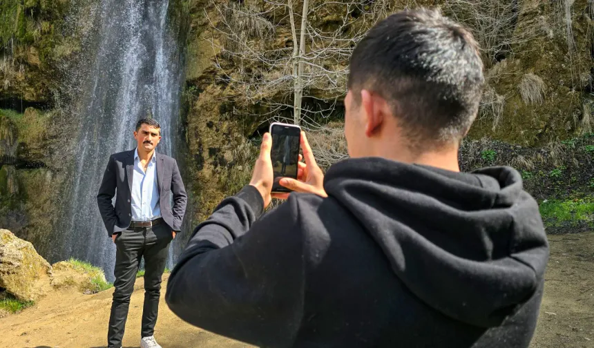 Doğanın Kalbinde Bir Yolculuk
Şelale çevresindeki doğa yürüyüşleri, ziyaretçilerine unutulmaz anlar yaşatıyor.
