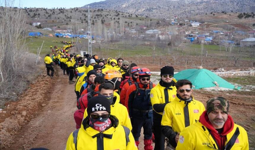 Ekipler, bölgedeki olumsuz hava şartları nedeniyle tırmanışı 6 saatte tamamladı.ANDA Derneği Genel Başkanı Okan Tosun, burada yaptığı konuşmada, Yazıcıoğlu’nun adını yaşatmak adına bu dağa 5 yıl önce Muhsin Dağı Tabelası diktiklerini hatırlattı.