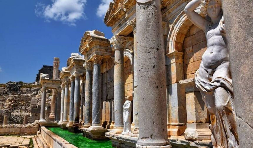 Sagalassos: Dağların Arasında Bir Antik Şehir
Burdur'un Ağlasun ilçesinde yer alan Sagalassos, Antik Yunan döneminde Pisidya'nın başkentiydi ve agoraları, Roma hamamı ve tapınakları ile ziyaretçilerini büyülüyor.