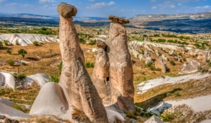 Gökyüzüne Uzanan Doğal Minareler
Peri Bacaları, adeta gökyüzüne ulaşmaya çalışan doğal minareler gibidir. 40 metreye kadar yükselebilen bu yapılar, gün ışığının değişen açılarıyla birlikte sürekli renk değiştirir ve izleyenlere eşsiz bir görsel şölen sunar. Bunların her biri, zamanın ve doğanın birlikte yarattığı sanat eserleridir.