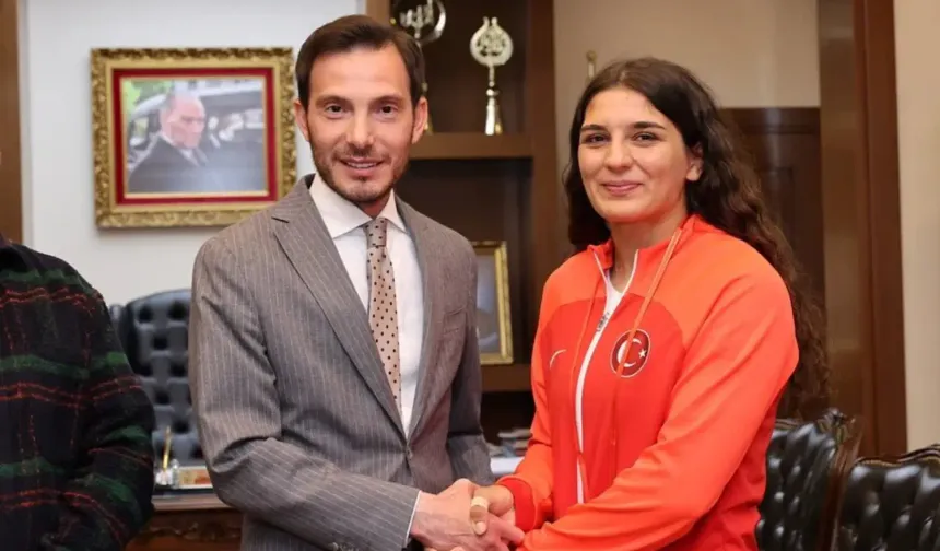 💪 Hoş Geldin Şampiyon
Avrupa Şampiyonu milli güreşçimiz Nesrin Baş, Başkan Yazıcıoğlu'nu ziyaret ederek, başarılarını paylaştı. Başkan, milli sporcumuzu ve antrenörü Sebati Kaya'yı tebrik etti.