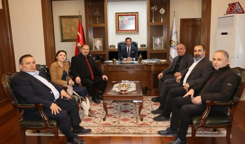 ▶️ Küresel GAZETECİLER Konseyi Tokat temsilcisi ve Tokat Haber Gazetesi sahibi Kemal Özdilek’e,
▶️ Anadolu Basın Birliği Geneel Başkan yardımcısı ve Haber60 Gazetesi sahibi Yakup Orakçı’ya,
▶️ Yerel Basın Birliği Tokat Şube Başkanı ve Yeniçağ Gazetesi Tokat İl Temsilcisi Kenan Kayhan’a,
▶️ Tokat Haber Gazetesi Yazı İşleri Müdürü Nurhan İçmez ve Mihriban Koçaker’e
belediyemize gerçekleştirmiş oldukları nazik hayırlı olsun ziyaretlerinden ötürü teşekkür ederim.