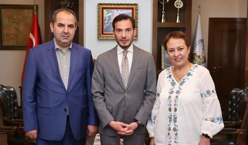 🏛️ Yüksek Yargıdan Ziyaret
Yargıtay Tetkik Hakimi Ümit Şahin ve değerli eşi Hülya Hanım da yeni başkana hayırlı olsun dileklerinde bulundular.