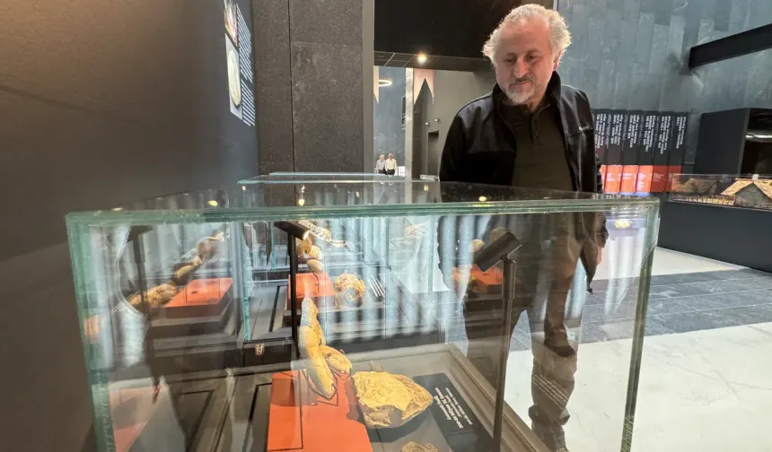 Samsun Müzesi'nde görevli arkeolog Uğur Akyüz, , müzede tabiat varlıklarının da sergilendiğini söyledi.
"Bu tabiat varlıkları, insanlığın ortaya çıkmadığı, karaların oluşmadığı döneme ait. Yani denizlerin olduğu dönemden kalan deniz lalesi dediğimiz fosiller var. Deniz lalesi fosilleri, 545 ile 251 milyon yıllık süreci kapsıyor. Deniz kestanesi dediğimiz deniz canlısı ise 100 milyon yıllık fosil grubudur. Üçüncü bir grup da deniz salyangozu fosili. O da ortalama 100 milyon yıllık bir fosil."