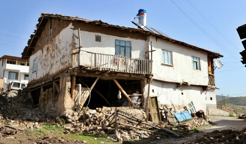 Tokat'ta 3 ilçe, 30 köyde, 191 konutta ve 84 ahırda, 7 cami ve 1 fırında hasarlar var, bunlar yıkık değil hasarlı. Yozgat ilinde 1 ilçede 7 köyde 94 konutta, 4 cami ve 3 ahırda ön hasar tespit edildi.