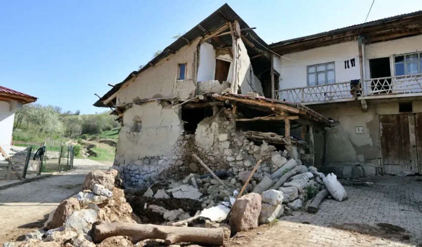 4 ilçe 37 köyde 385 konut, 87 ahır, 11 cami ve 1 fırında hasar meydana geldi