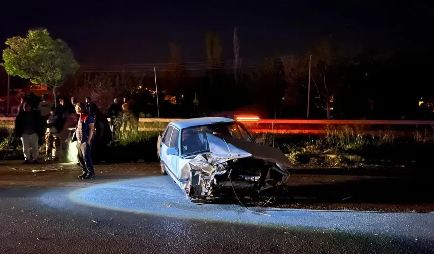 Tokat'ta Gece Yarısı Korkutan Kaza! Otomobil Bariyerlere Çarptı: 2 Yaralı
