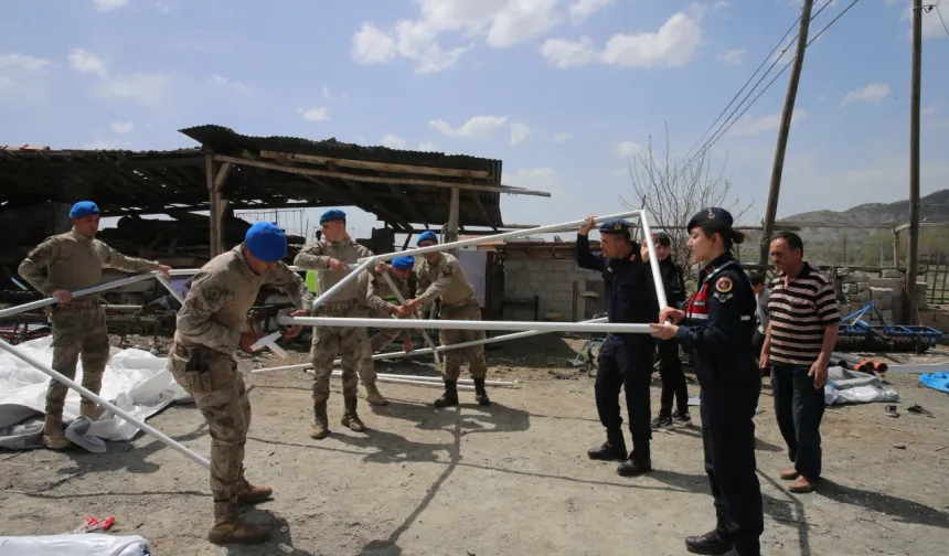 Jandarma Komandoları Engelli Çocuklu Aileye Çadır Kurdu