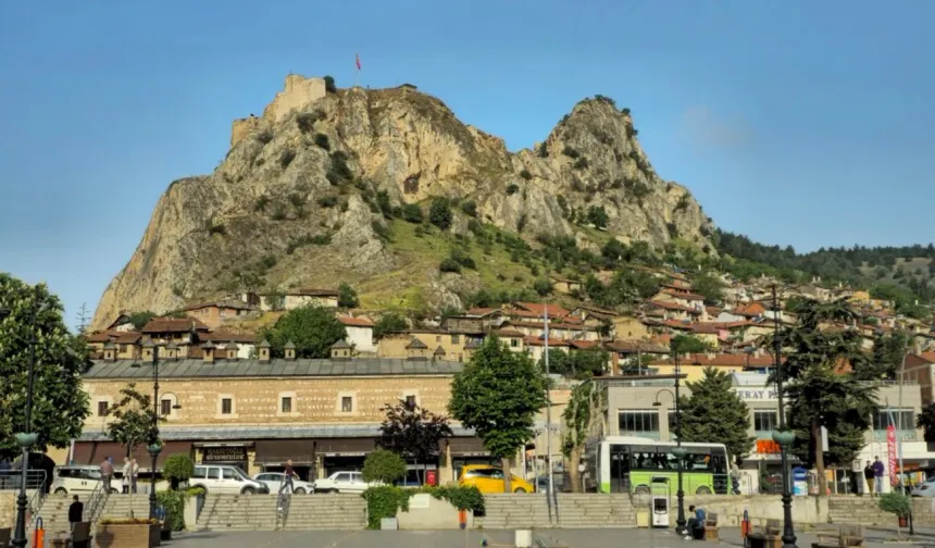 “Drakula'nın esir tutulduğu yer Tokat Kalesi'dir”
Eflak Voyvodası Vlad Tepeş'in Tokat Kalesi'nde esir tutulduğunu ve Drakula efsanesinin kaynağının buradan geldiğini vurgulayan tarih araştırmacısı Aybike Gamze Gazioğlu, “Eflak vilayetinin beyinin oğlu Vilad Tepeş'in bulunduğu Tokat Kalesi'ndeyiz. Namı değer Kazıklı Voyvodadır. Biliyorsunuz Fatih Sultan Mehmet Han ile aynı sarayda büyümüştür. Ve ihanet sonucunda bu zindanlarda tutulmuştur. Bu zindanların altında geçitler mevcuttur. Fatih Sultan Mehmet Han o dönemde Kazıklı Voyvoda Vilad Tepeş'i buraya getirdiğinde şehre doğrudan götürmüyor. Buradaki mağara ve geçitleri kullanarak şehrin içinde gezdiği de söyleniyor. Vilad Drakula'nın esir tutulduğu kale Tokat'tadır. Bu adam vampir film, hikâye ve romanlarına esin kaynağı olmuştur. Bu esin kaynağının sebebi de o dönemde yaşayan Türk atalarını kazığa germiştir ve kanlarını içmiştir. Bu durum neticesinde de Fatih Sultan Mehmet Han onun kellesini alarak İstanbul'da gezdirmiştir.