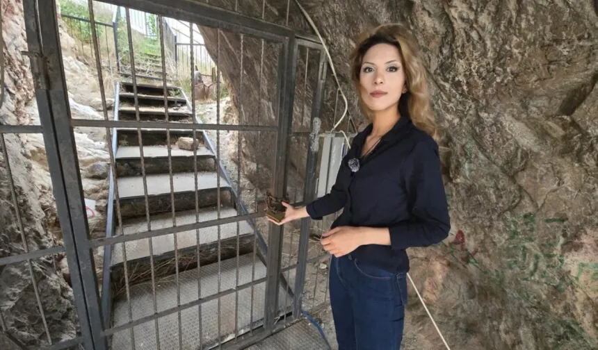 4 yıl boyunca kalede esir tutuldu
Drakula olarak bilinen ve film ile romanlara konu olan Eflak Voyvodası 3'üncü Vlad Dracul'un 15'inci yüzyılda 4 yıl boyunca esir tutulduğu iddialarıyla tarihi ve eşsiz bir yapı olarak öne çıkan Tokat Kalesi'nde, 2009 yılında başlanan restorasyon çalışmaları nedeniyle ziyaretçilerine kapılarını kapattı. Aradan geçen 15 yıla rağmen restorasyon çalışmalarında bir ilerleme olmayınca tarihi kale açılacağı günü bekliyor.