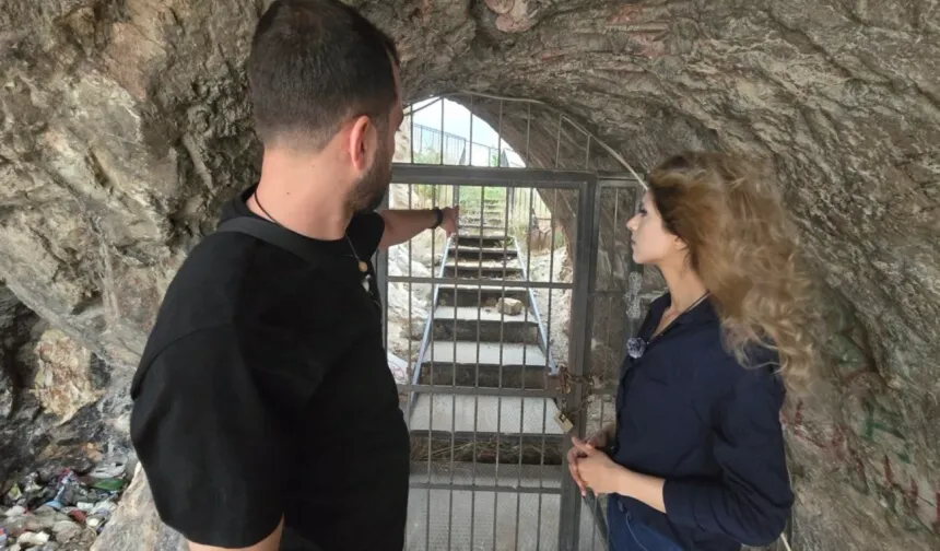 Draculanın hikayesi filmlere ve romanlara konu oluyor
Tokat Kalesi, film ve romanlara konu olan Drakula olarak bilinen Eflak Voyvodası'nın 15'inci yüzyılda 4 yıl boyunca esir tutulduğu iddialarıyla tarihi ve eşsiz bir yapı olarak öne çıkıyor. 2009 yılında başlanan restorasyon çalışmaları nedeniyle kale kapılarına zincir vurulduğunu söyleyen tarih araştırmacısı Aybike Gamze Gazioğlu, “Drakula'nın esir tutulduğu kale Tokat'tadır. Fatih'in elinde Drakula'nın kellesinin bulunduğu heykel ile restorasyonun tamamlanarak bu kalenin yeniden açılmasını bekliyoruz” dedi.