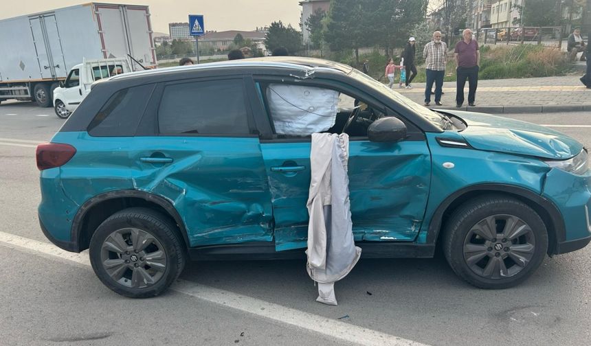 Sivas'ta otomobil ile hafif ticari aracın çarpıştığı kazada 2 kişi yaralandı