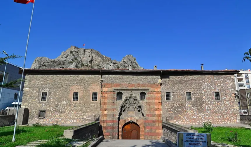 13. yüzyıldan kalma Gök Medrese, adını aldığı mavi çinileriyle göz kamaştırıyor. Bu tarihi eğitim kurumu, günümüzde yerel müze olarak hizmet veriyor ve ziyaretçilere Selçuklu mimarisinin en nadide örneklerinden birini sunuyor.